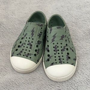 Native  shoes Jefferson kids lightning bolt green/grey water shoes size 8C